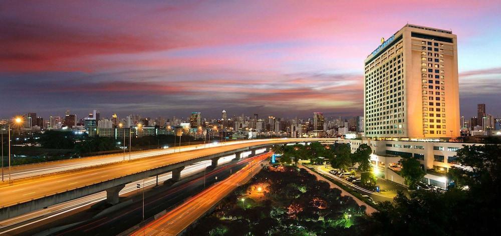 Golden Tulip Sovereign Hotel Bangkok Exterior photo